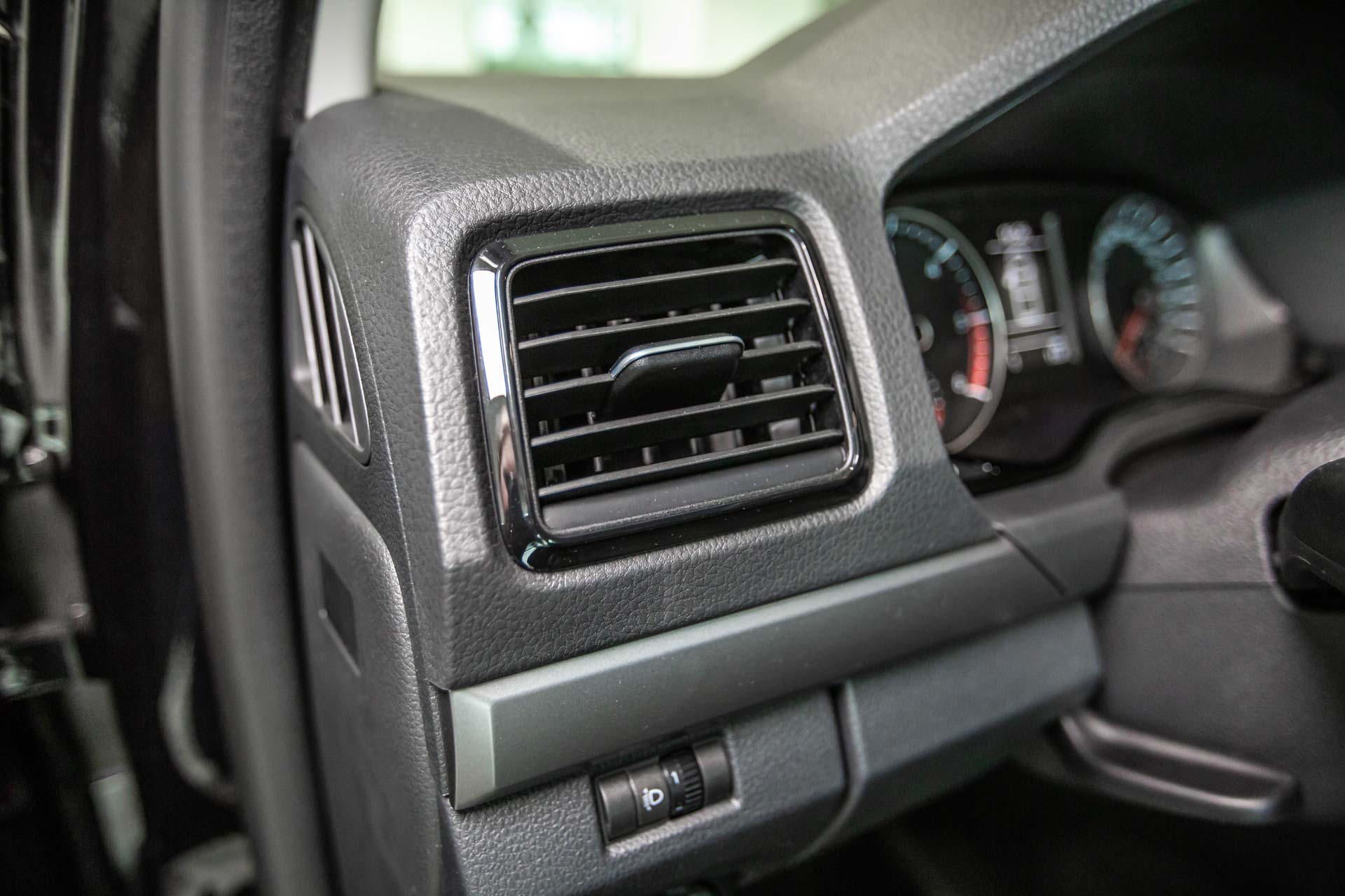 Фото приборов управления системой безопасности Volkswagen Amarok