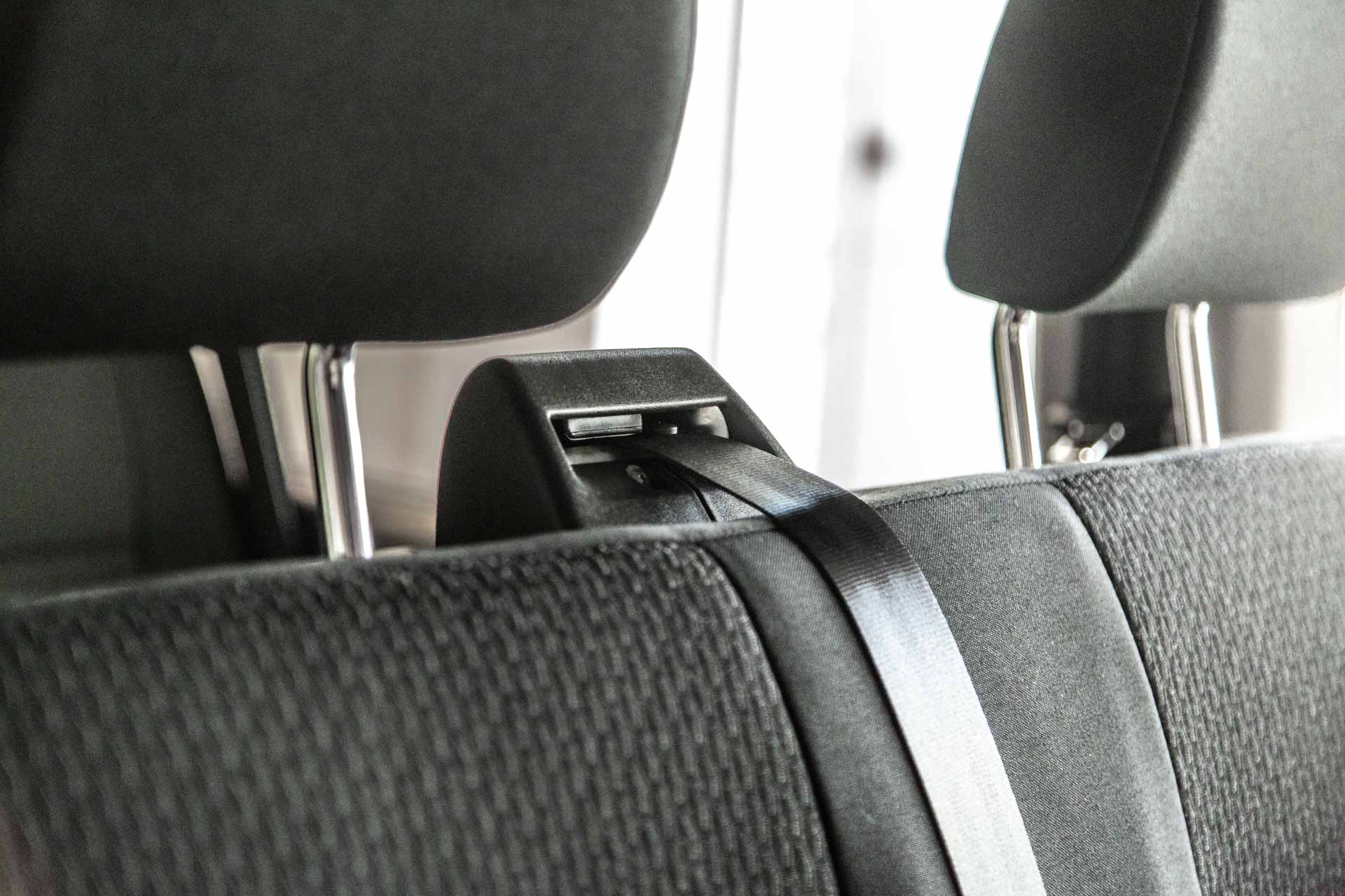 Фото пассажирских кресел и ремней безопасности фургона-микроавтобуса  Фольксваген Каравелле