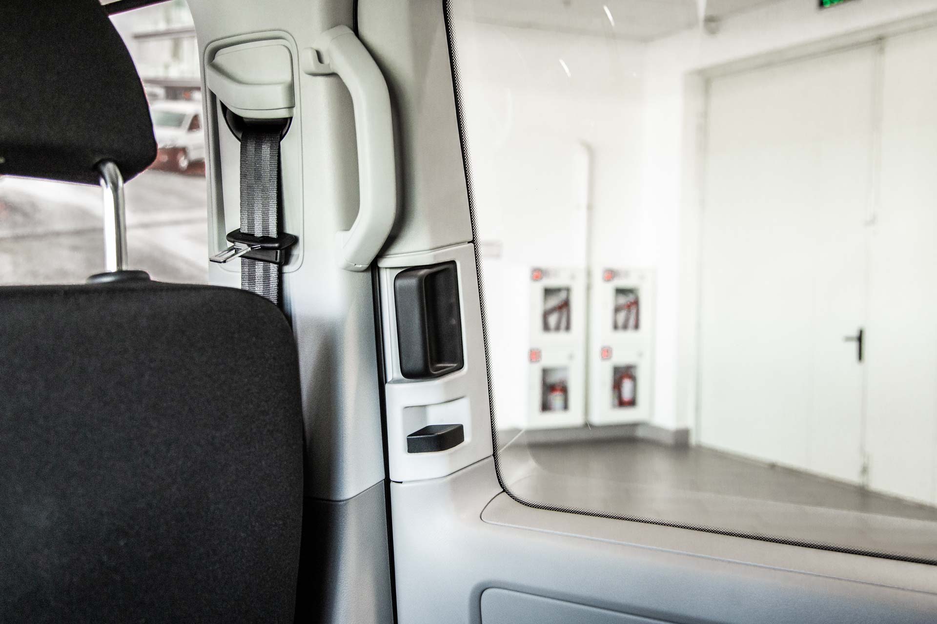 Фотография пассажирских кресел и ремней безопасности Volkswagen Caravelle
