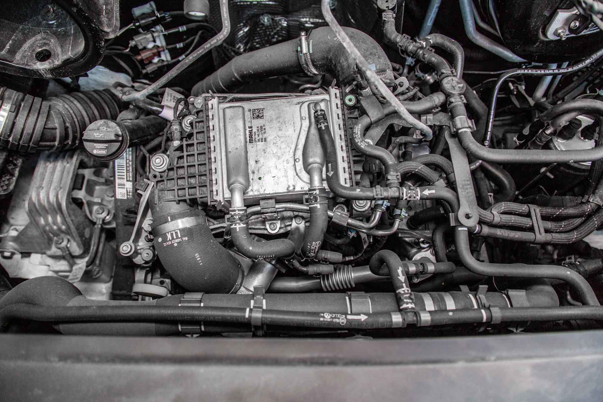 Фото двигателя и моторного отсека фургона Крафтер Кастен
