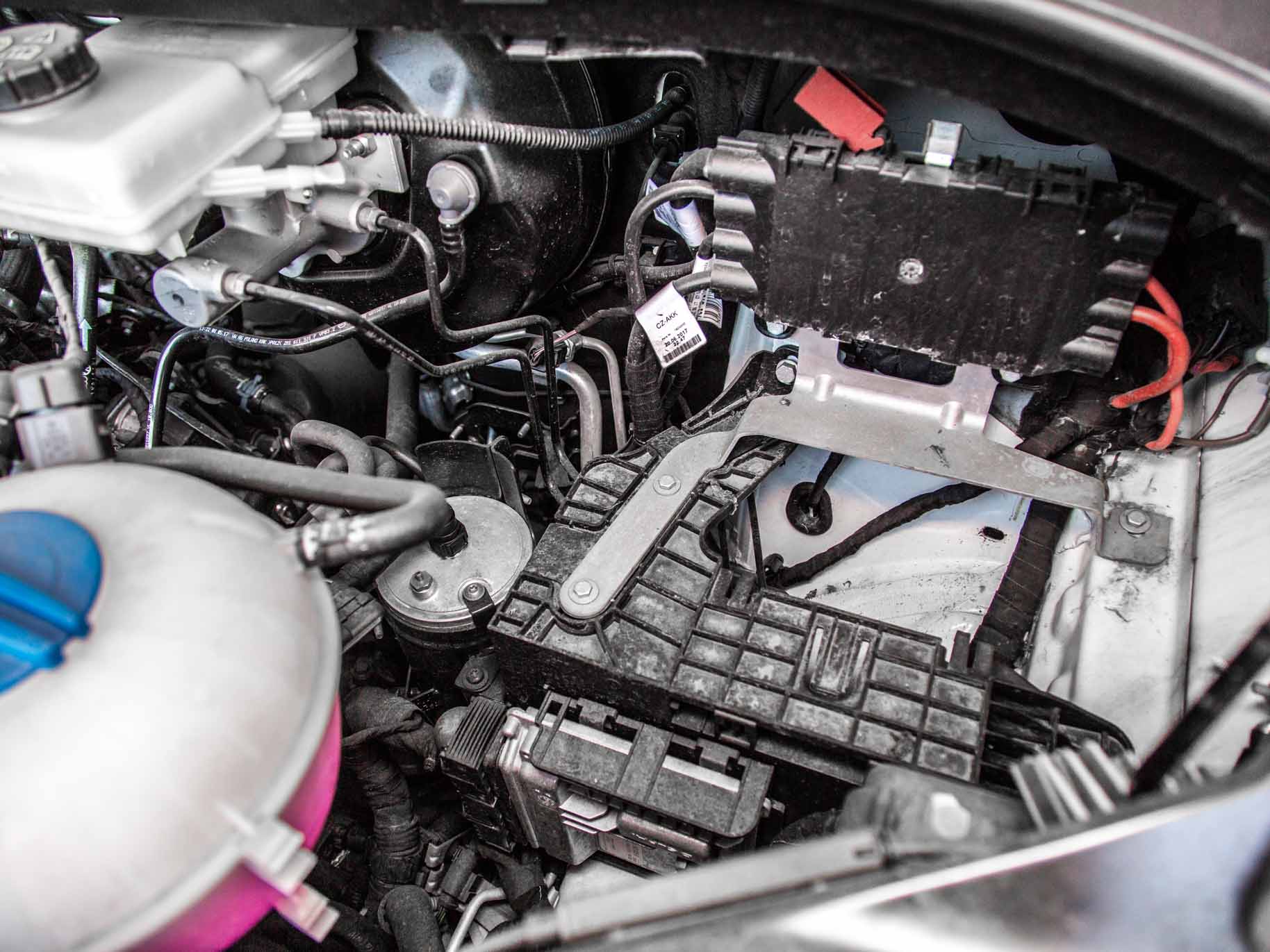 Фотография двигателя и моторного отсека грузового фургона  Фольксваген Крафтер