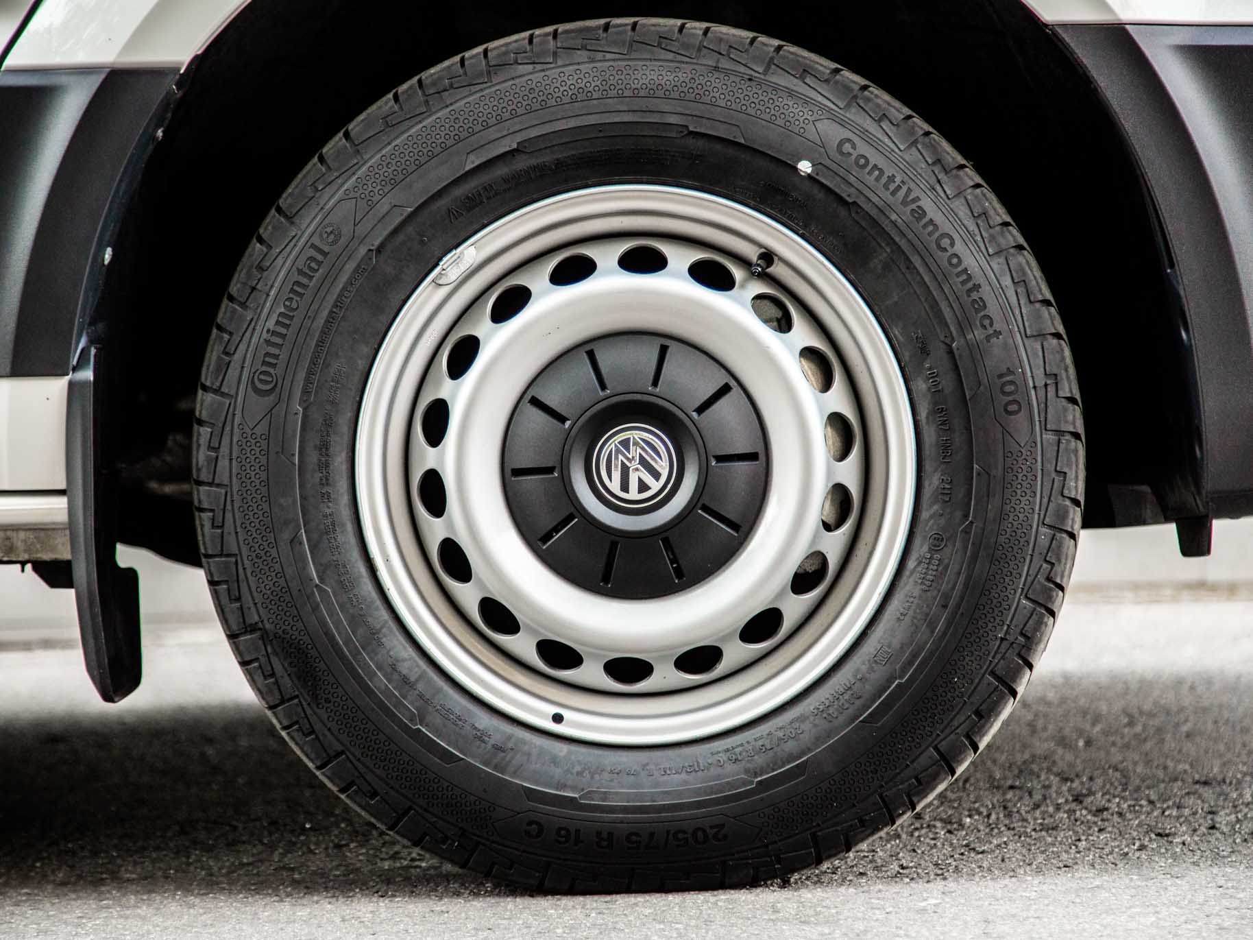 Фото колесных дисков и  резины фургона Фольксваген Крафтер