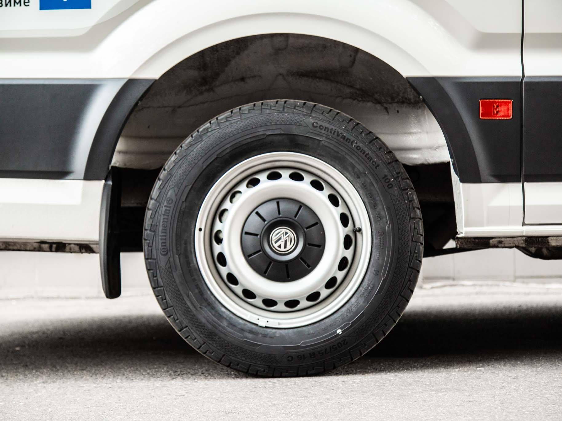 Фото колесных дисков и  резины грузового фургона  Фольксваген Крафтер