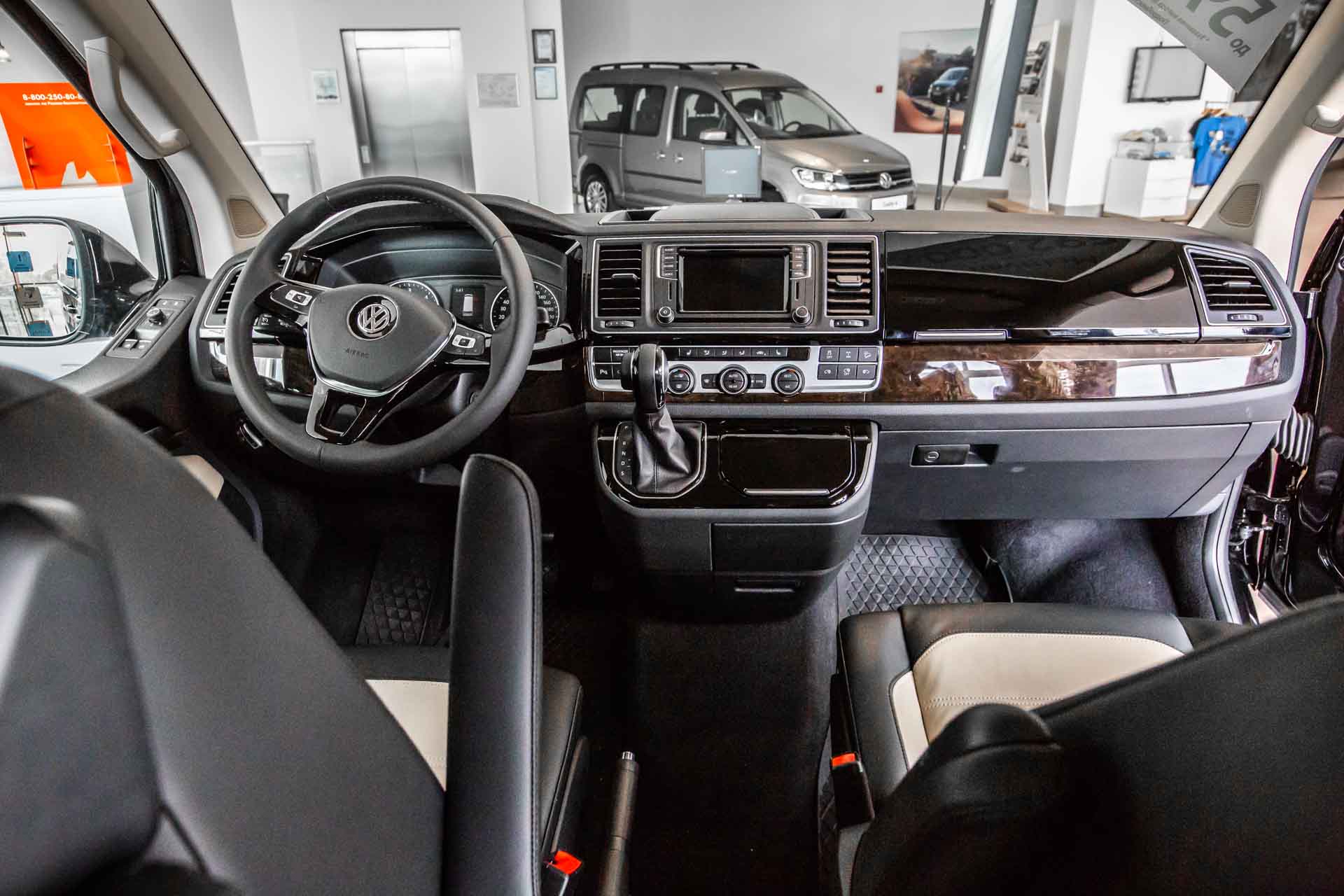 Фото передней панели Volkswagen Multivan 2018