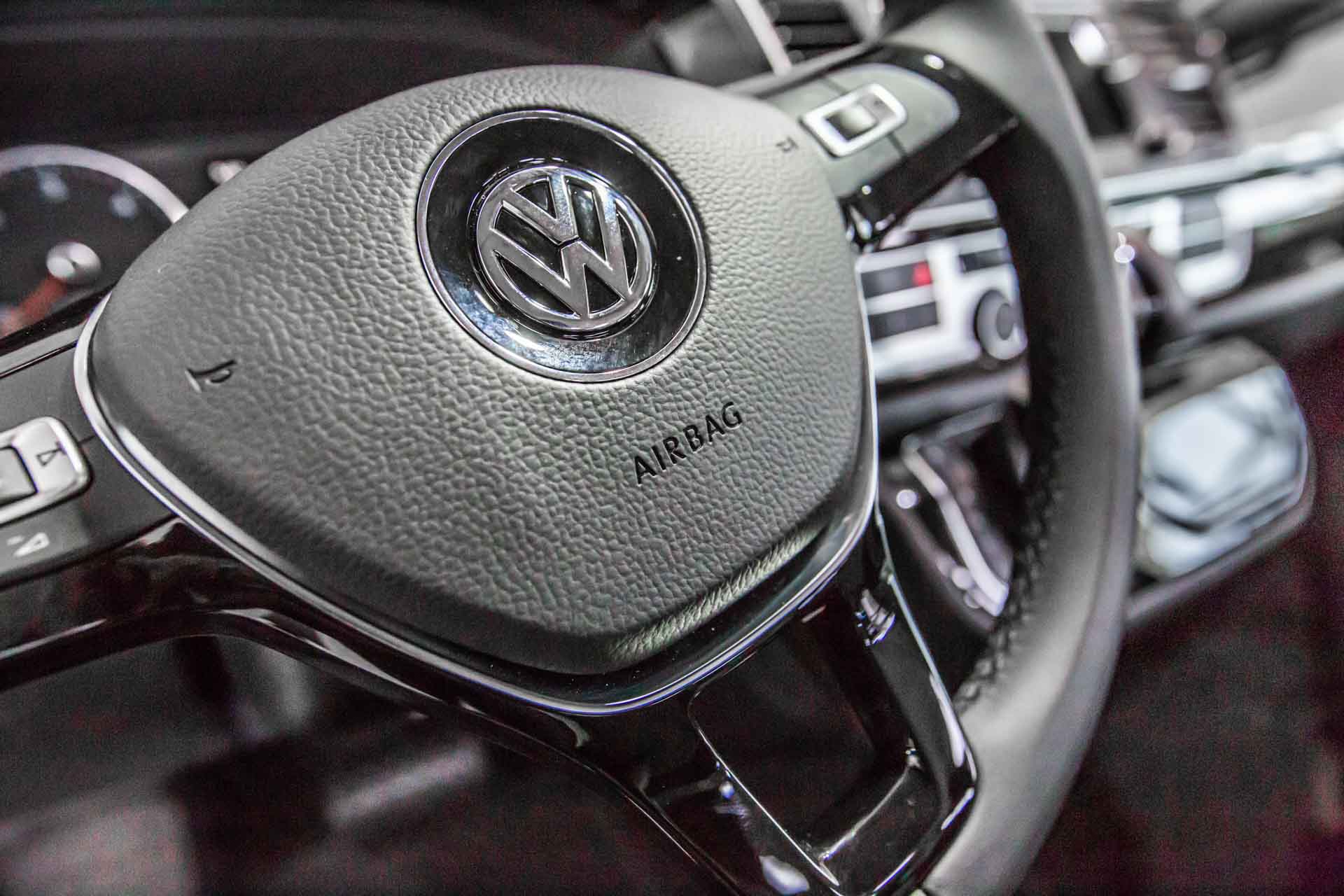 Фото приборной панели и рулевого колеса Volkswagen Multivan T6