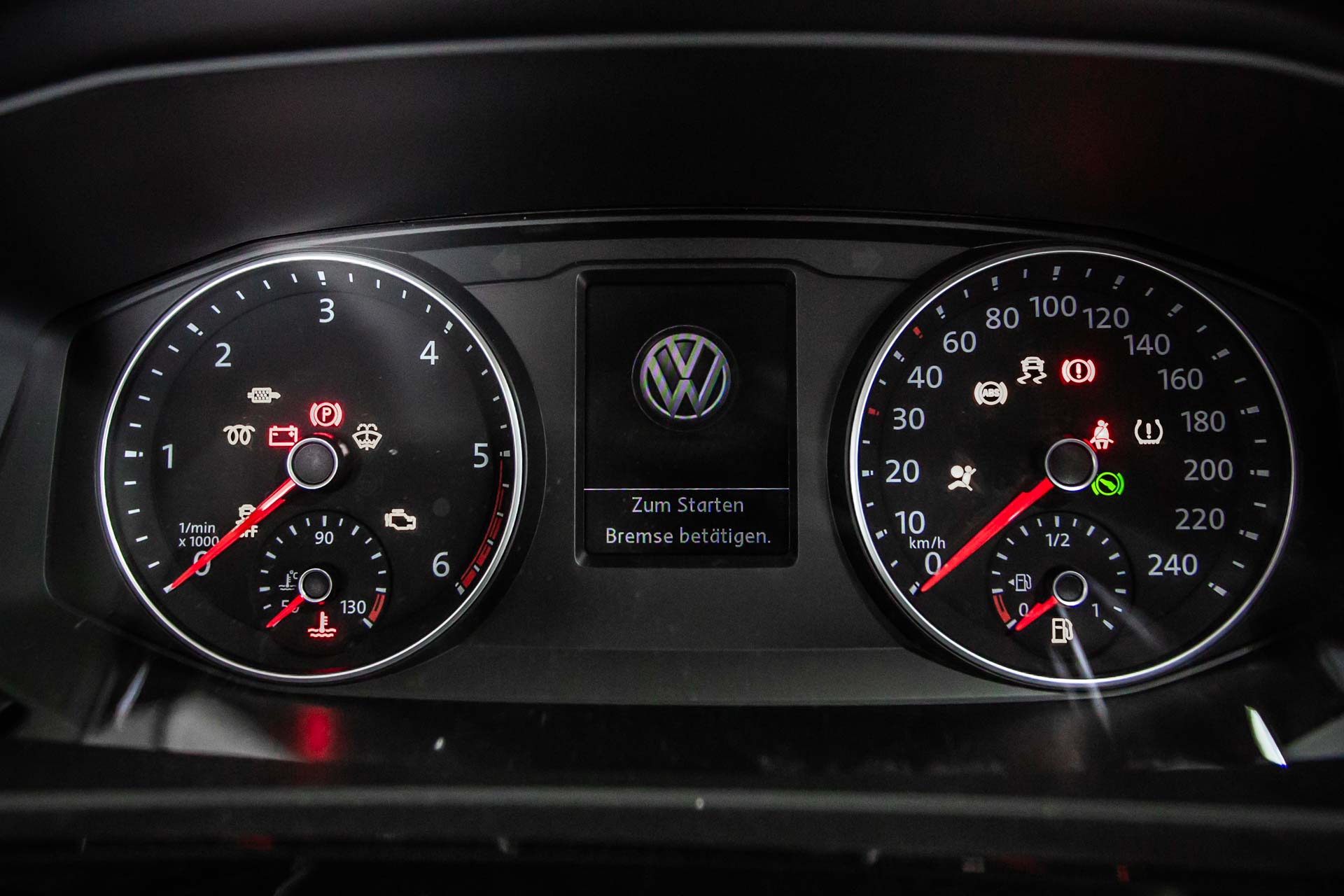 Фото приборной панели и рулевого колеса Volkswagen Multivan 2018